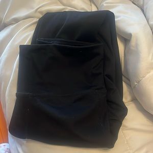 Medium black leggings with side pocket, athletic or casual wear